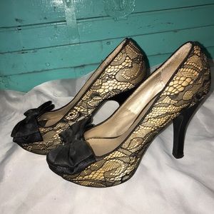 Women’s black and cream lace stiletto size 7.5